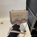 Bolsa Transversal Minimalista Feminina – Design Moderno com Logo Metálico