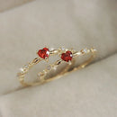 Anel Red Love – Elegância Minimalista com Pedra CZ Vermelha