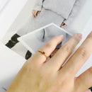 Anel Red Love – Elegância Minimalista com Pedra CZ Vermelha